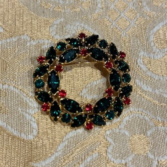 HOLIDAY🎄🎄OTC Green Red Rhinestone Wreath BROOCH - Picture 5 of 7